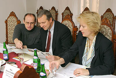 Radomr Pibyl, Ing. Arch. Robin Schinko a Mgr. Zdena Flakov bhem tiskov konference, 26.11.2003, foto: Lubor Mrzek