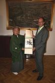 19. října 2011 - Sensei Nakagawa předává starostovi města kaligrafii, foto: Filip Putschögl