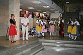 13. září 2011 - Místostarostka Jitka Zikmundová zahajuje vernisáž výstavy Česká republika - folklorní velmoc v srdci Evropy