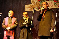Starosta Dalibor Carda, místostarostka Jitka Zikmundová a vikář Václav Pícha zahajují advent 2011 a rozsvěcují vánoční strom