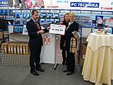 30. listopadu 2011 - Místostarostka Jitka Zikmundová převzala od jednatele společnosti K+B Expert Petera Weisse poukaz daru pro město, zdroj: K+B Expert, s. r. o.