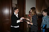 7. března 2012 - Místostarostka Jitka Zikmundová předává všem účastníkům projektu "UNES-CO víš a znáš" pamětní list a malou sladkost, foto: Jiří Kubovský