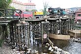 Dokončená montážní a pracovní plošina u lávky přes Vltavu u mostu Na Plášti a zahájení odstraňování staré lávkové konstrukce, foto: Jiří Kubovský