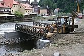 Přípravy na zahájení druhé etapy rekonstrukce - odstraňování štetovnic Larsen a postupný vznik provizorního přemostění řeky, foto: Jiří Kubovský
