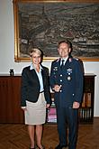6. září 2012 - Místostarostka Jitka Zikmundová spolu s plukovníkem Harrym H. Schnellem z velitelství vzdušných sil NATO v Ramsteinu, foto: Jiří Kubovský