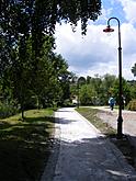 Revitalitace jižního meandru - cesta v městském parku a lampa, zdroj: oKS, foto: oKS
