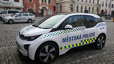 Městská policie testuje elektromobil