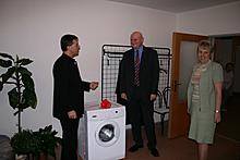 Starosta Českého Krumlova a vedoucí oblastního managementu společnosti E.ON Tomáš Kubín předali obyvatelům domu s pečovatelskou službou automatickou pračku jako vánoční dar 
