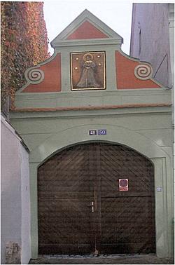 Obnovená malba na bráně v Linecké ulici v Českém Krumlově 