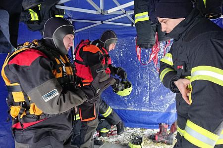 hasiči - obleky pro záchranu ve vodě, zdroj: oKS (1/6)