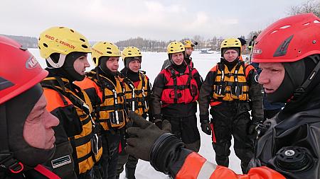 hasiči - obleky pro záchranu ve vodě, zdroj: oKS (2/6)