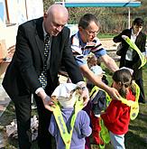 Děti v mateřských školách dostaly reflexní vesty od společnosti E.ON a města Český Krumlov, foto: Jitka Augustinová