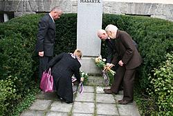 Kladení květin k památníků T. G. Masaryka